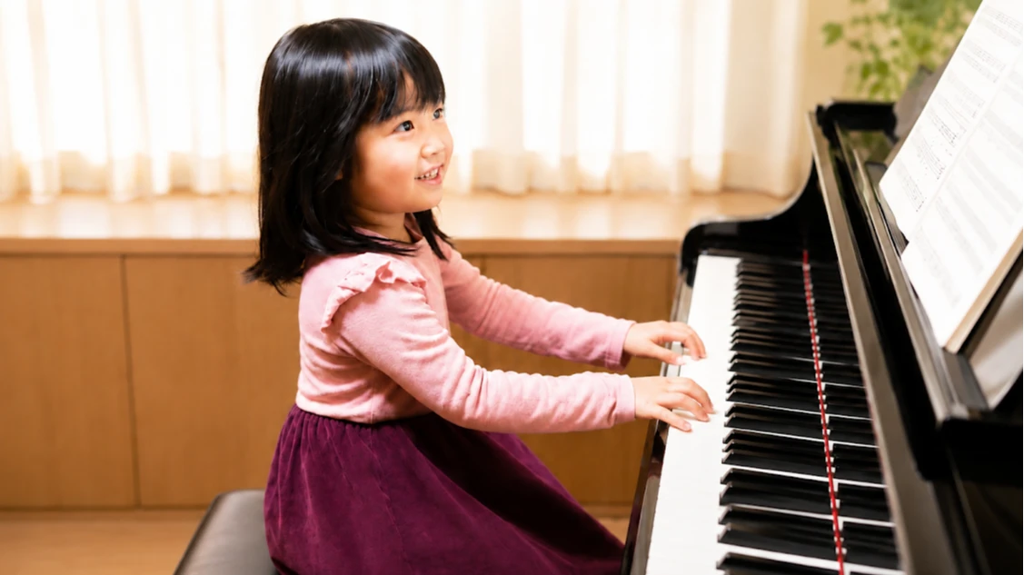 小さい子がピアノを弾いている様子